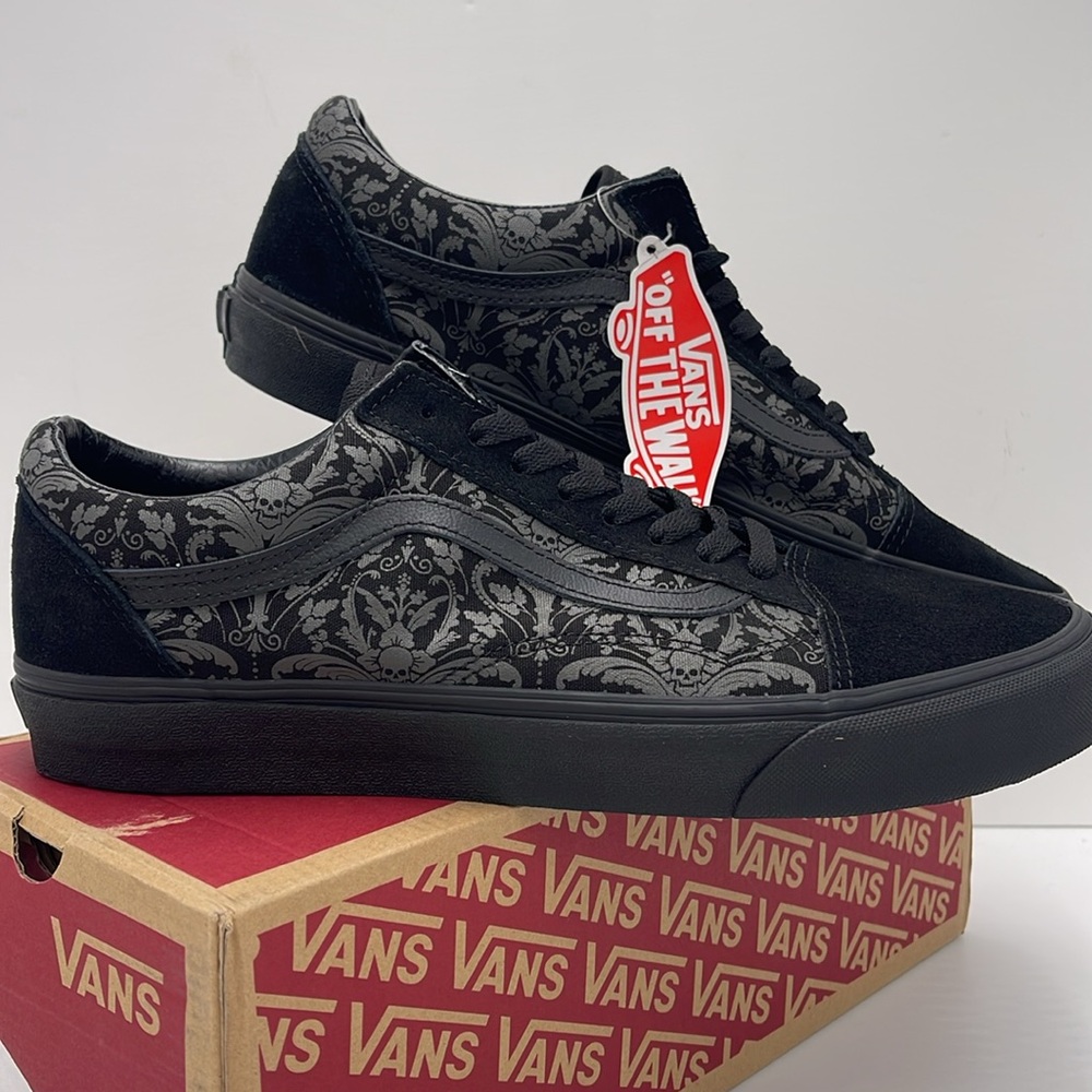 Vans WMNS Black and Gray Patterned Sneakers Old Skool
Skull Tapestry Raven/Black - Picture 7 of 15